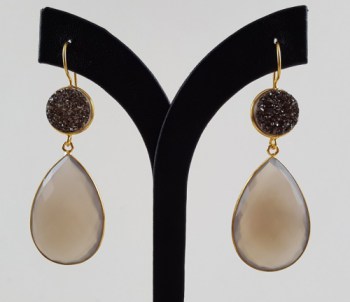 Goud vergulde oorbellen met grijze Chalcedoon en druzy Titanium